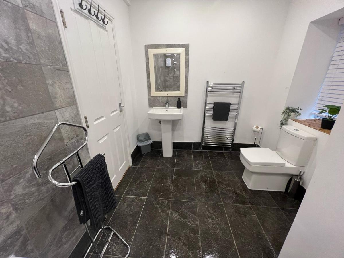 Spacious Ground Floor Suite Comfortably Sleeps Up To Eight Halifax Extérieur photo